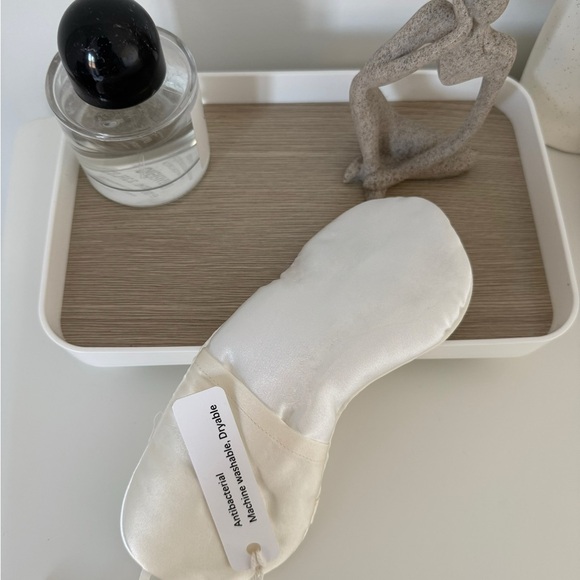 Luxurious White Silk Sleep Mask - Picture 2 of 10